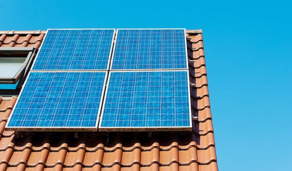 ¿Cuánta energía produce un panel solar de 300 vatios?