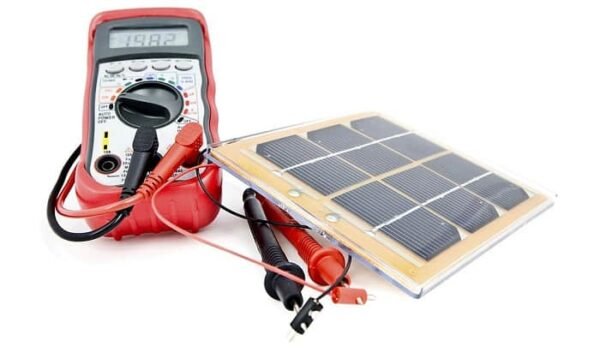 ¿Cómo probar un panel solar con un multímetro?
