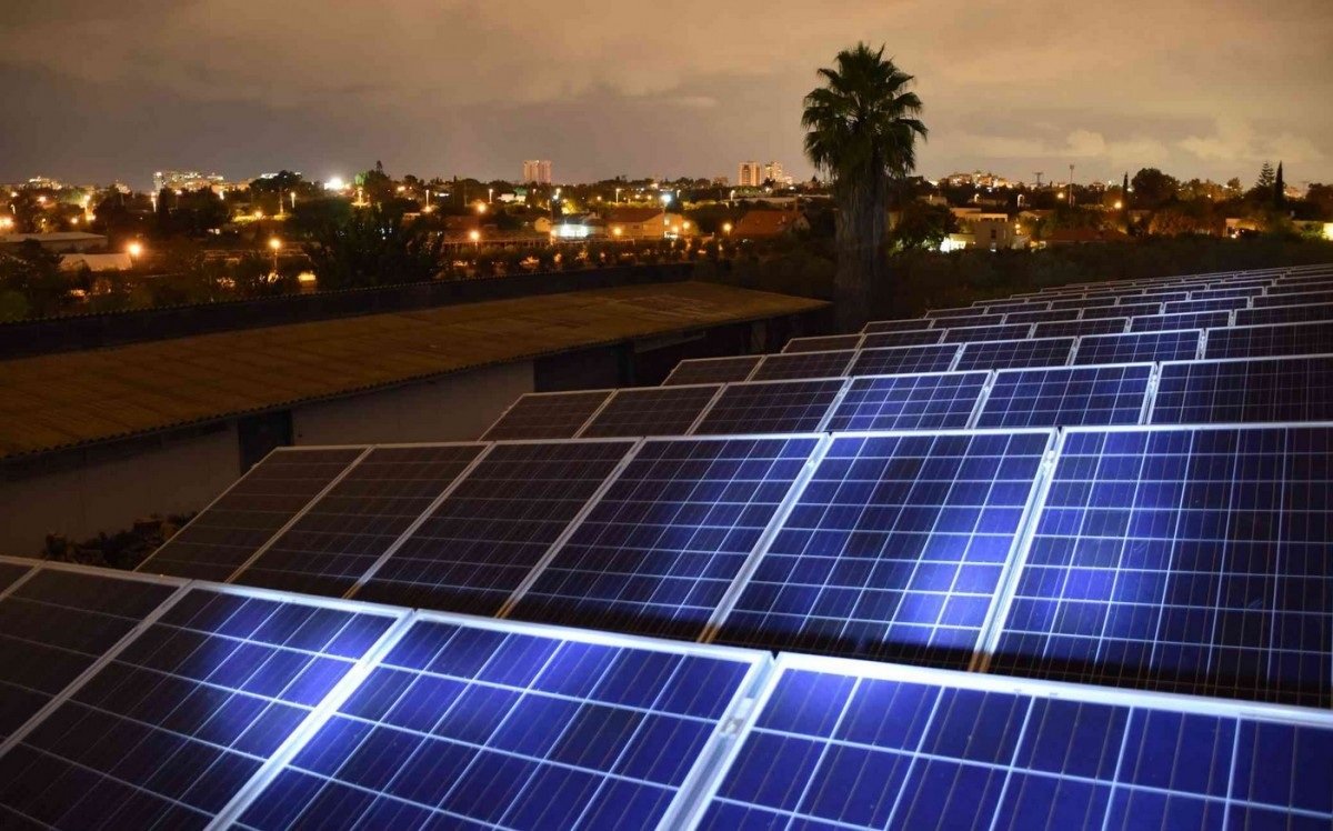 Does solar power work at night?
